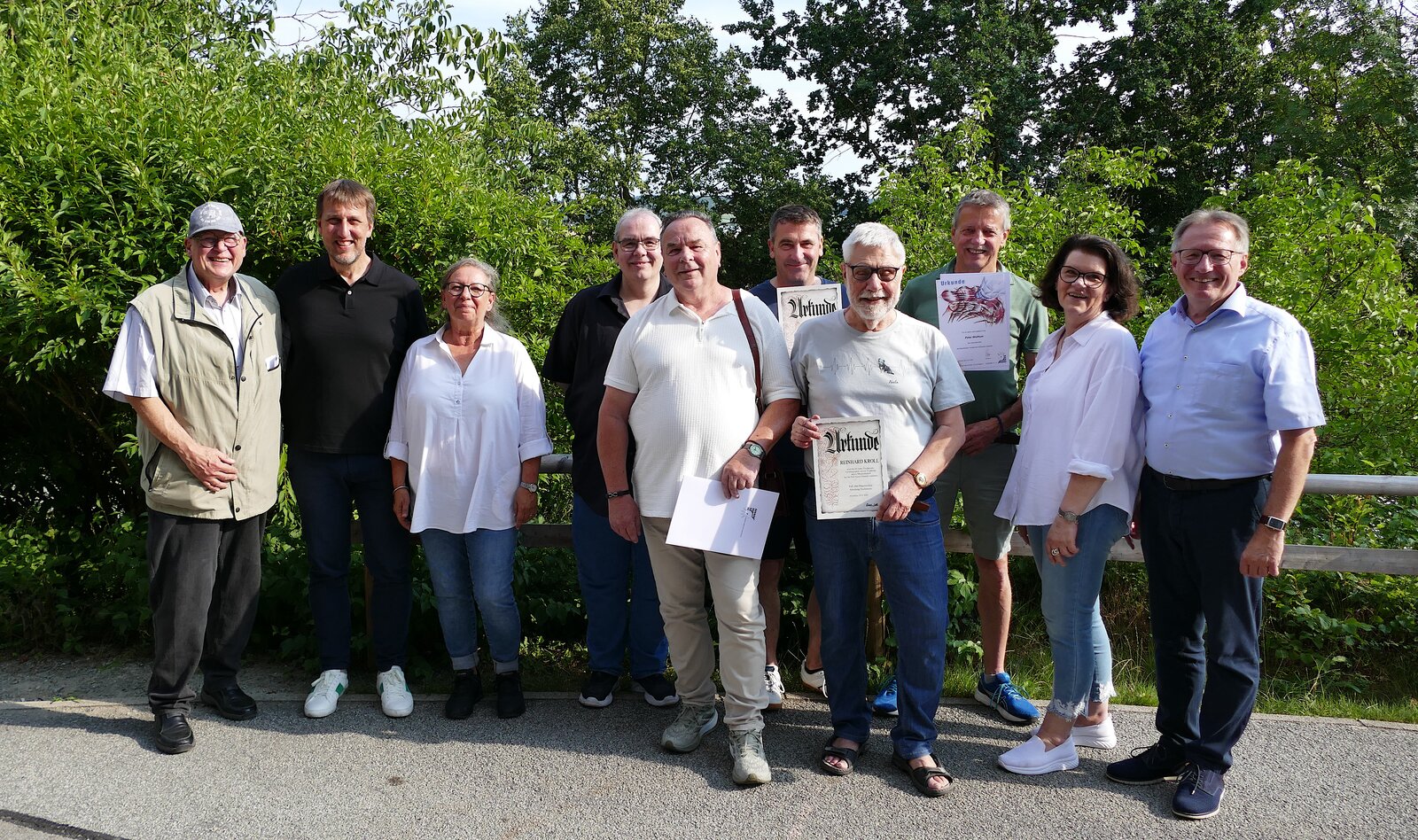 Ausgezeichnet mit Tischtennis-Leistungsnadeln des BTTV und Urkunden dazu wurden (ab 5. v. li.) Rainer Appelt (40 J.), Erwin Wimmer (30 J.), Reinhard Kroll (60 J.) und Peter Wolfrum (40 J.) – die Ehrung nahmen Abteilungsleiter Wilhelm Kolb (li.), seine Stellvertreterin Beate Brandl (2. v. re.) und Kassierin Marion Fuchs (3. v. li.) zusammen mit BTTV-Bezirksvorstandsmitglied Ronny Skerath (4. v. li.), Bürgermeister Wolfgang Beißmann (2. v. li.) und dem TuS-Vorsitzenden Horst Lackner (re.) vor.