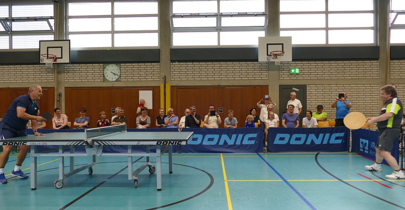 Die Tischtennis-Artisten Milan Orlowski und Jindrich Pansky begeisterten mit ihrer Show.